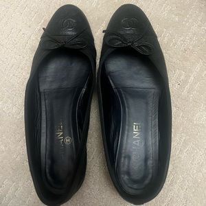 100% authentic Chanel flats. Size 40. Black leather.